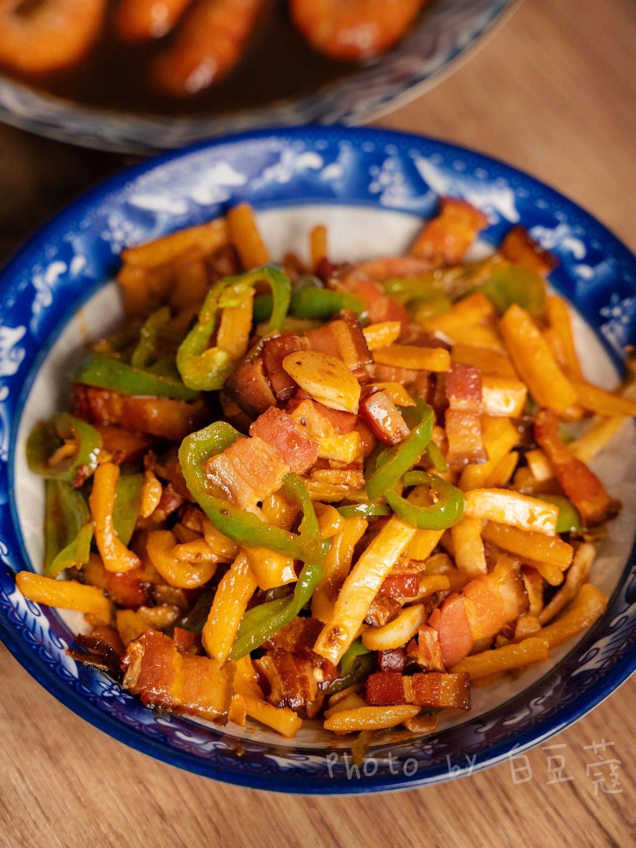 最近让我爱得发狂的一道菜——腊肉萝卜干！
我非常喜爱带烟熏味的食物，腊肉腊肉培根