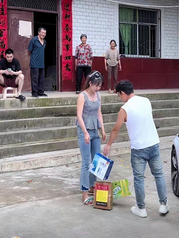丈夫去娘家接妻子回家，到了大门口因为旧事，丈夫就是不进去！
 
国内某地农村，男