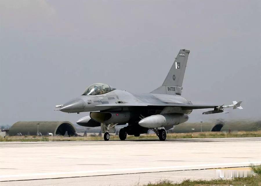 巴铁弃歼10CE、砸6.86亿升级F-16！中美之间，巴基斯坦选了谁？
 
美国
