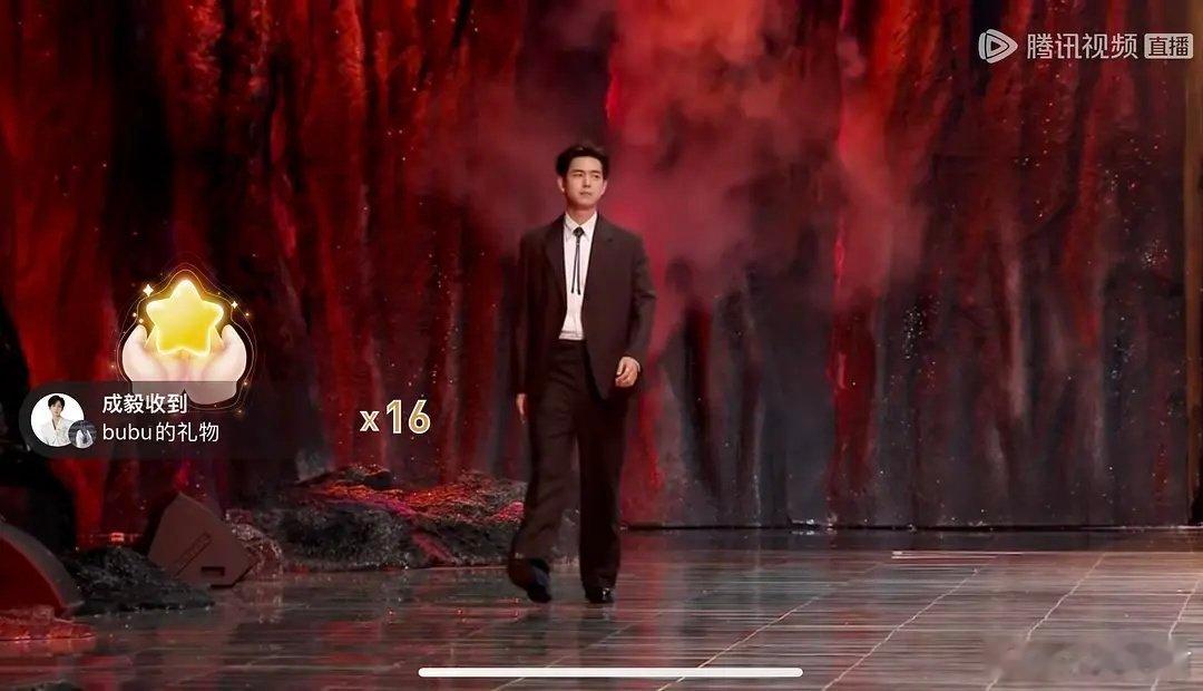 李现星光大赏红毯，顺便宣传了和杨紫主演的《国色芳华》 