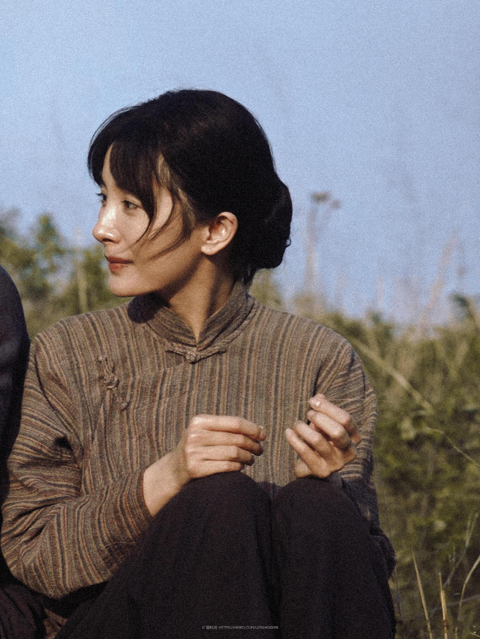 杨幂手捧临沂泥土 一个简单的动作，却藏着最深的敬意✨。杨幂手捧临沂泥土，朴实又真