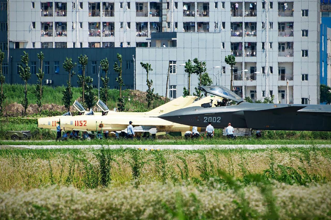 歼-20首飞15周年，2011年1月11日，时任美国国防部长盖茨正在对华进行正式