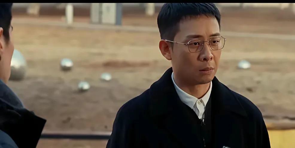 张译的妻子真的是拯救了银河系，二婚嫁给了小6岁的张译，没想到捡到了宝。
谁能知道