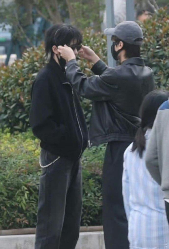 曾舜晞张康乐首同框路透张康乐给曾舜晞戴墨镜 曾舜晞 张康乐交换人生首同框路透来了