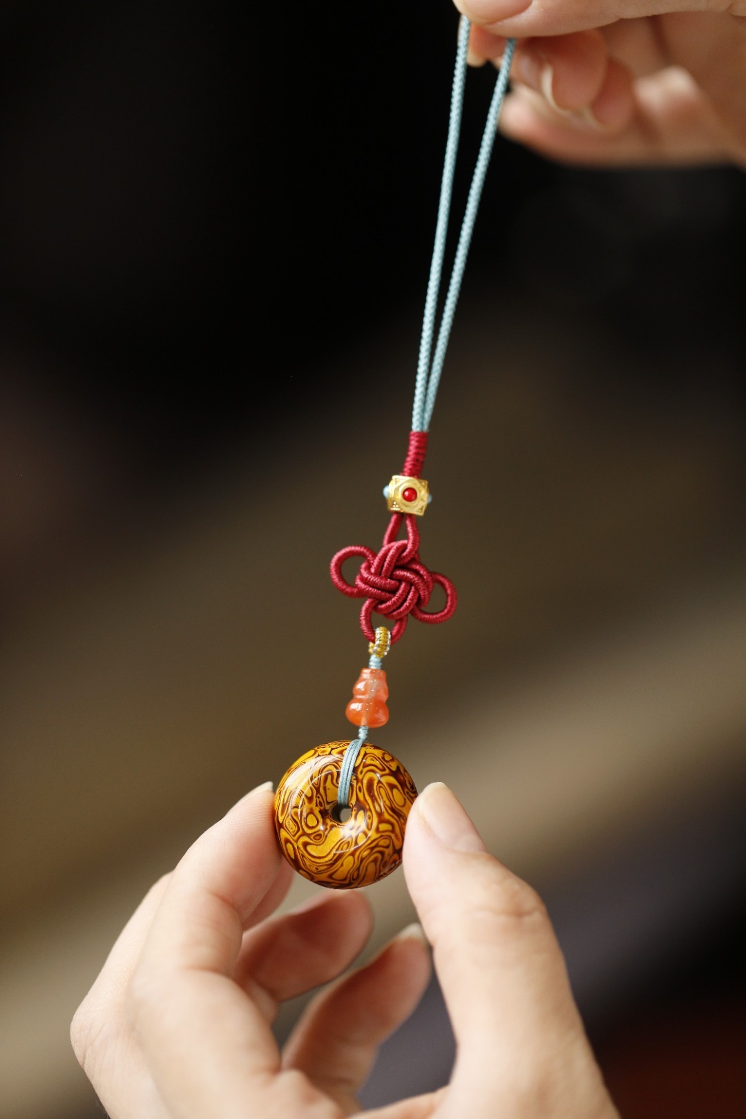 大漆【棕金】平安扣挂件手工髹棕金大漆，色泽绚丽；大圆套着小圆，意扣住平安，形简美