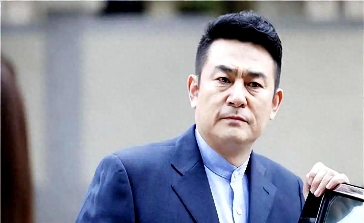 李洪涛妻子是王红蕾，两人中戏相识，1994年领证，低调过日子
 

他拍戏拼，妻