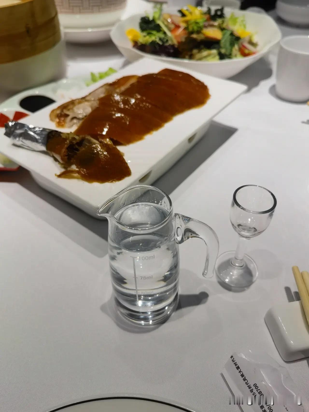 “诗酒趁年华”

简单五个字
道尽生活洒脱浪漫
青春年少轻狂时
多少人怀揣梦想豪