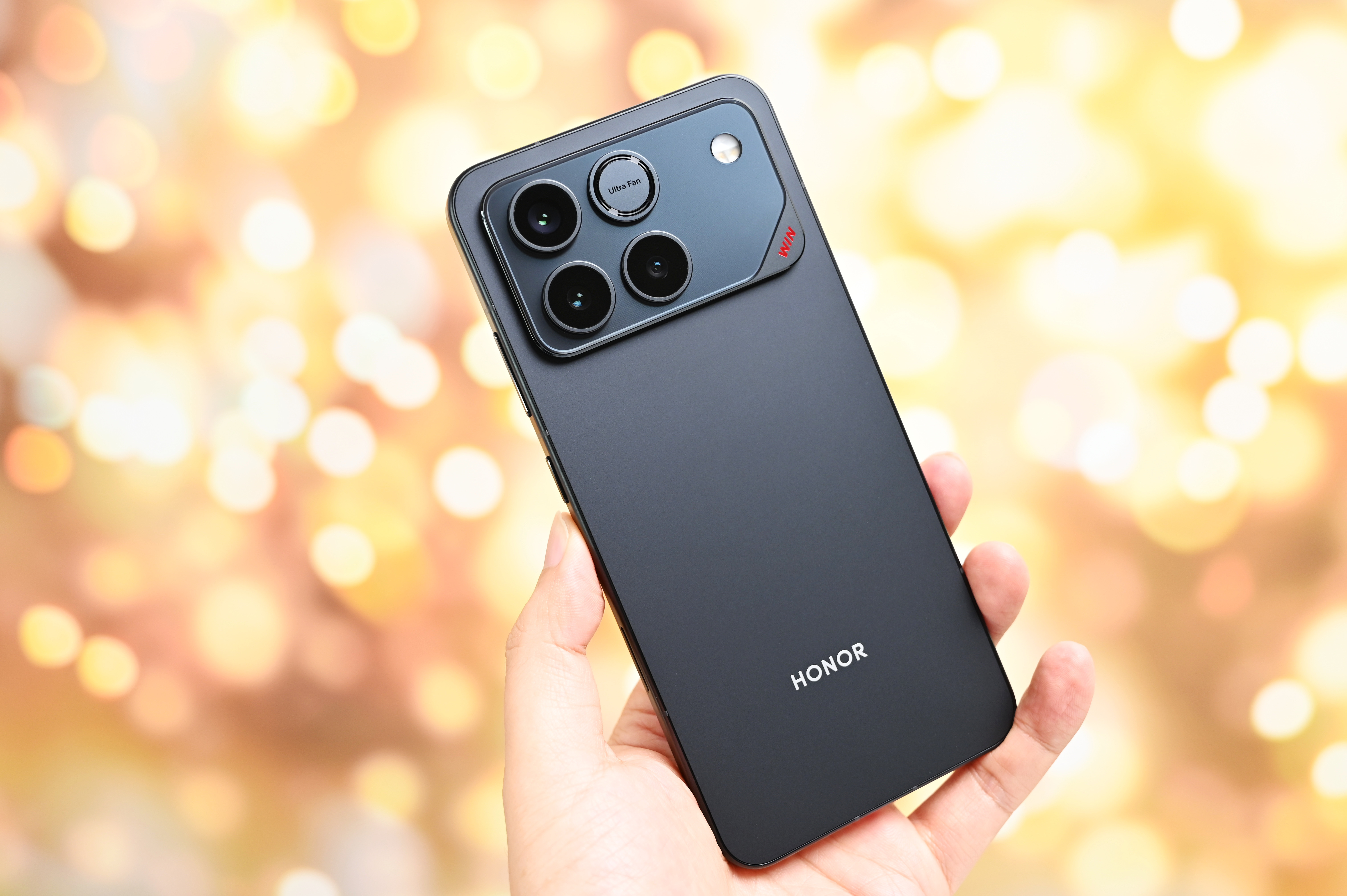 荣耀WIN 先给大家来一组荣耀WIN快开黑图赏解解馋，整机质感非常棒，全新的镜头