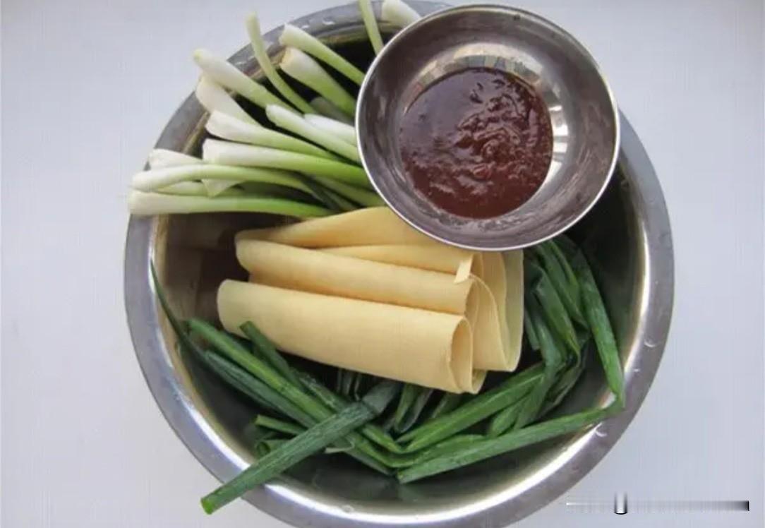 东北人真的是顿顿大葱蘸大酱吗?
东北人的生活习惯就是喜欢吃蘸酱菜，但不意味着顿顿
