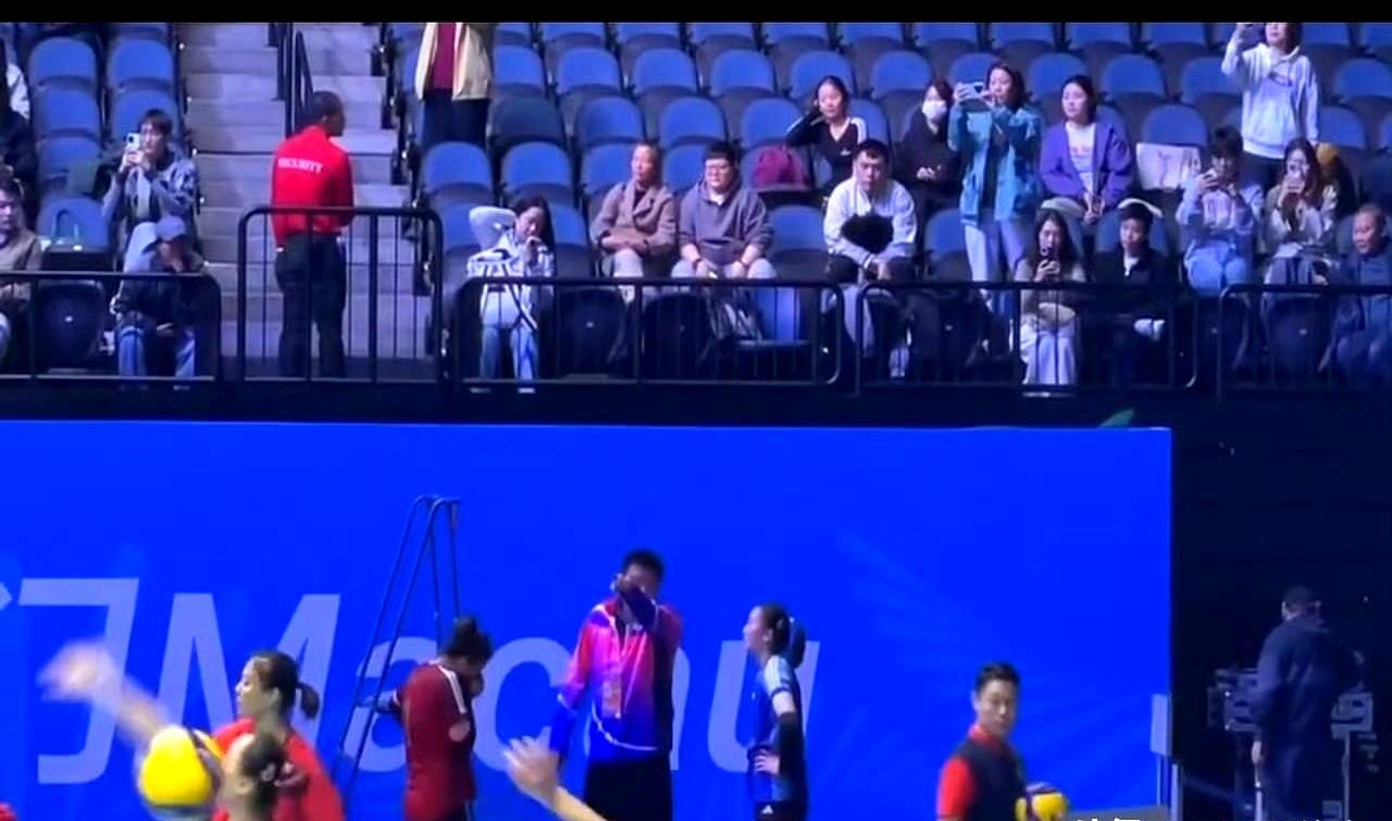 上海女排输了关键比赛，主教练王之腾赛后单独留下仲慧和王唯漪训话，仲慧当场崩溃哭了