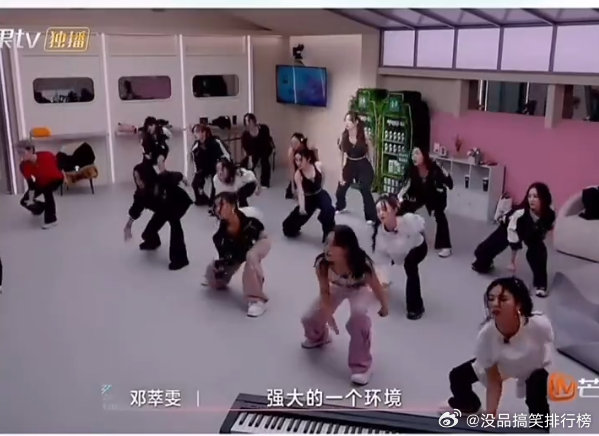 邓萃雯[超话]邓萃雯真诚乘风2025邓萃雯在演艺圈的经历是她的财富，也是她能如此