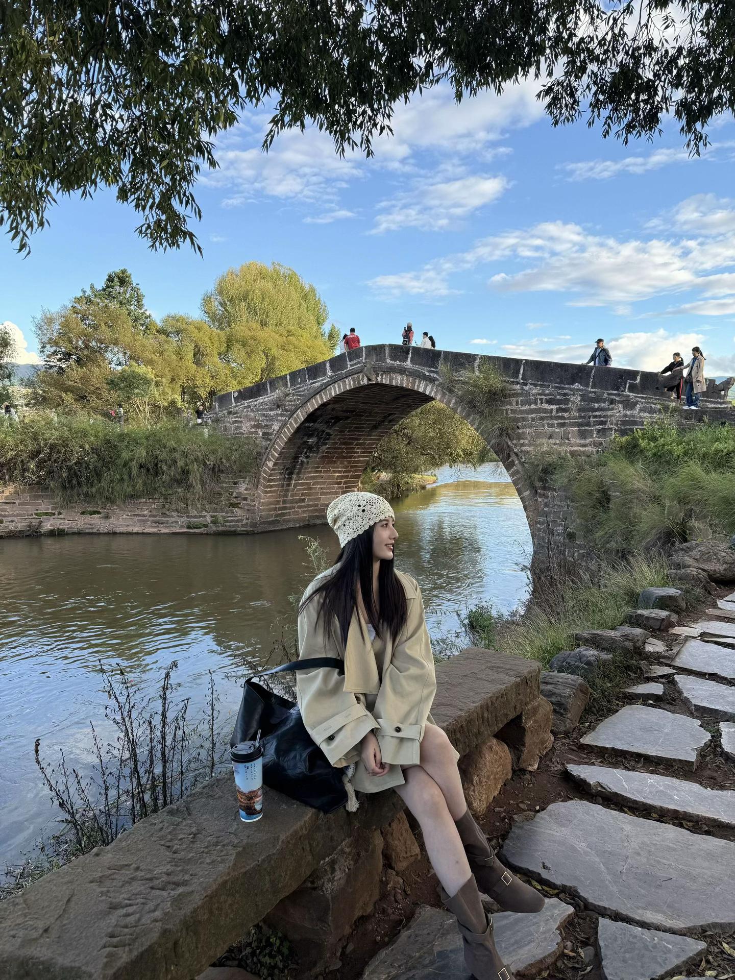 不爱主动的女孩子  或许骨子里都很倔强  有自己的思想  不容易被周围...