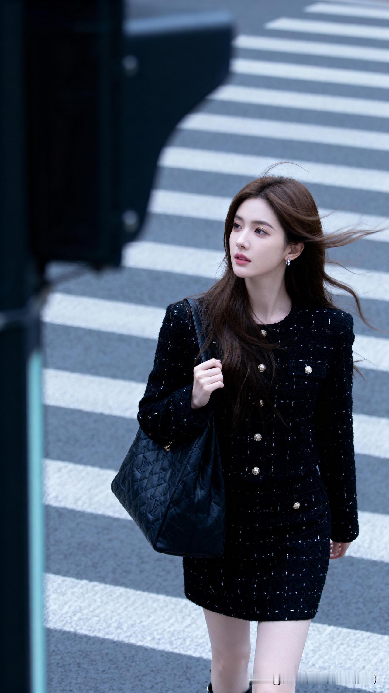 头条之路已然步入没有收益、缺乏流量的“时代”，接下来该何去何从，恰似图中人物站在