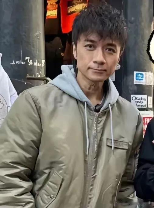 才52岁的古巨基断崖式衰老呀，看起来就像60多岁的老头，身体枯瘦，让人觉得好像身