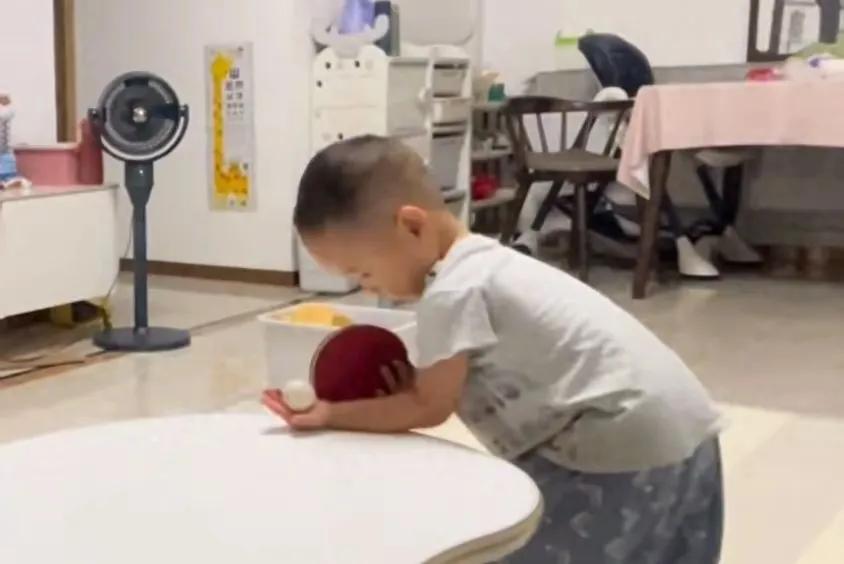 在四川，有一位年仅3岁5个月的小男孩，他在乒乓球桌上的表现简直惊艳众人。瞧，他与