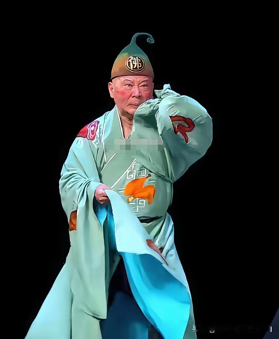 别硬拿侯宝林跟郭德纲比，两人本就不在一条赛道
 
经常看到网友拿侯宝林和郭德纲放