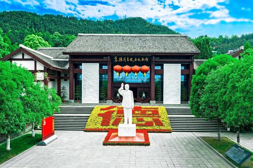 沁园春 · 缅怀朱德同志

革命元戎，三军总帅，和善慈祥。尚云南讲武，身怀韬略；