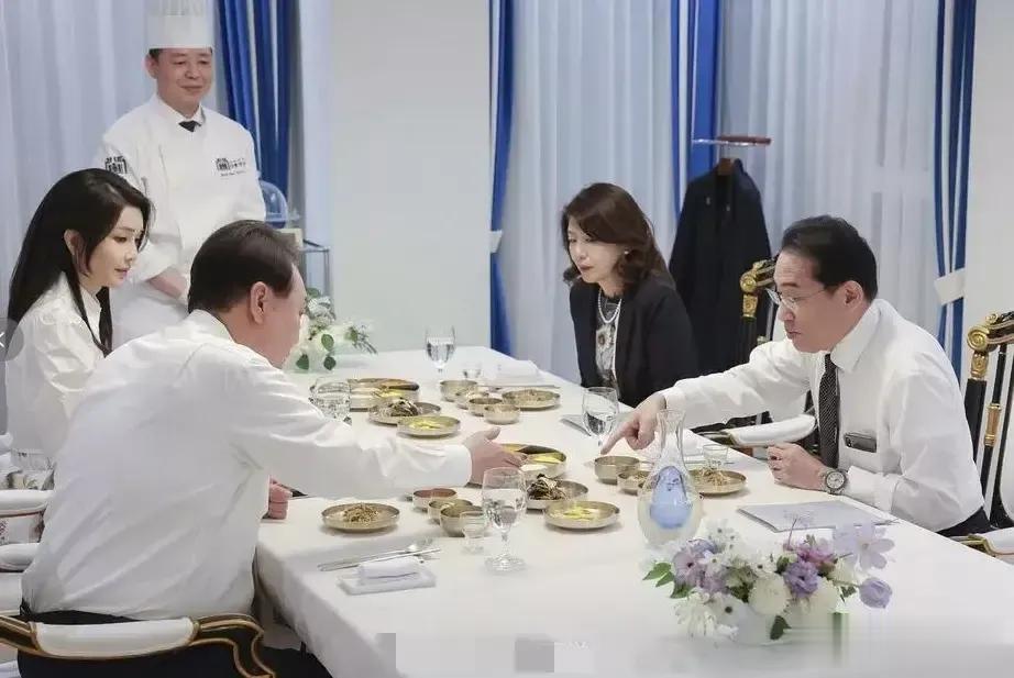 成心侮辱日本人？韩国大统领请日本首相吃烤肉。

据媒体报道，此次日韩首脑会晤后的