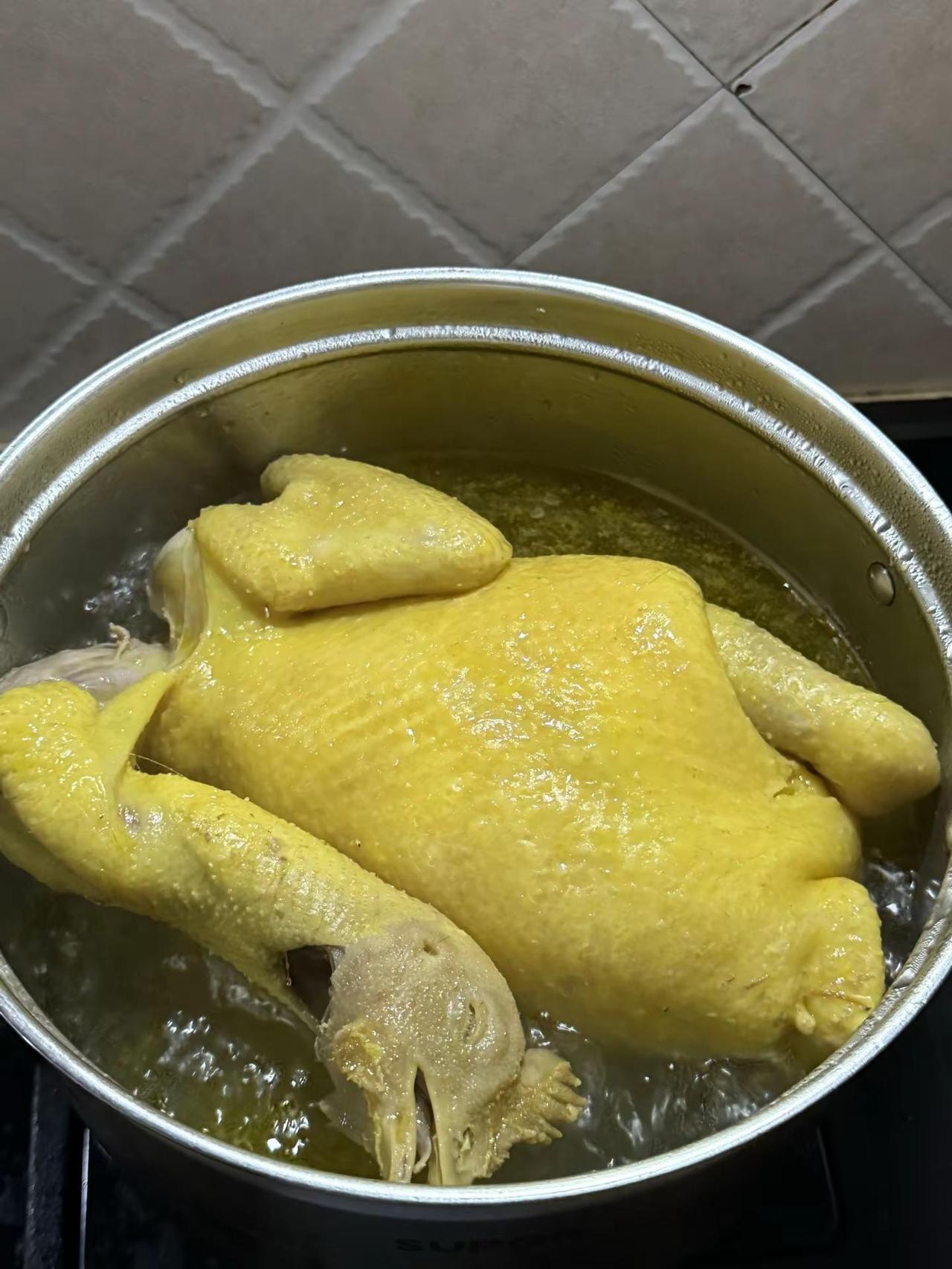 养了三年的鸡，不小心掉进锅里了 厨房里的锅气 家庭厨房日常 健康煮饭 白切鸡