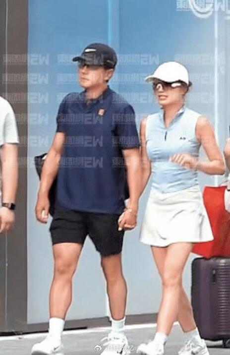 发现刘恺威很钟爱路透走路图官宣恋情，每次都是先被拍到同框散步，然后顺理成章认爱。