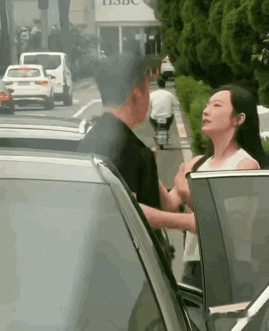 估计这位穿着打扮都很精致的女人，应该也是被逼的没办法了，不然也不会不顾形象的当街
