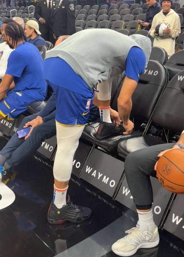 继续放飞双脚！库里赛前热身换上AJ 14“Last Shot” 致敬乔丹！