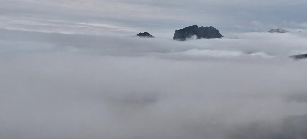 云海翻滚，山峦若隐若现。