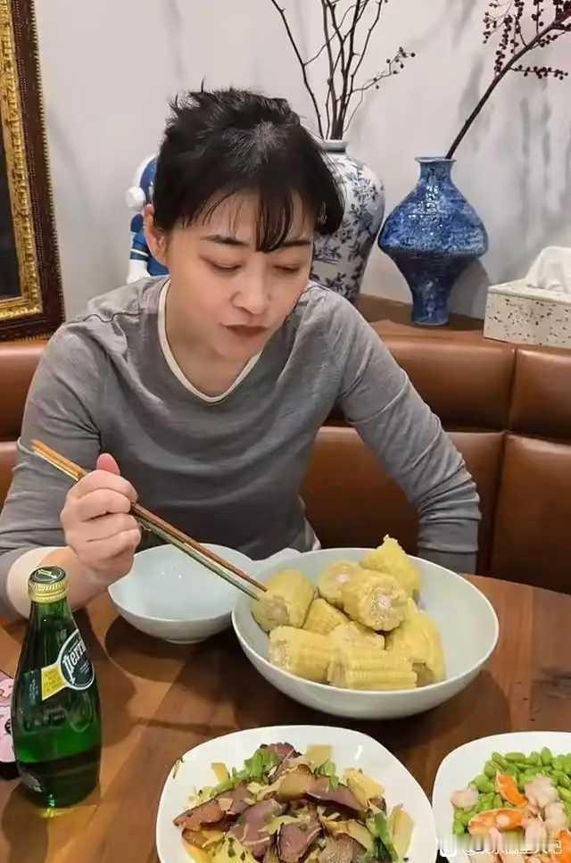 梅婷在家休息，公婆炒六个菜来投喂儿媳
自从嫁给曾剑后，梅婷别提多幸福了，老公宠着