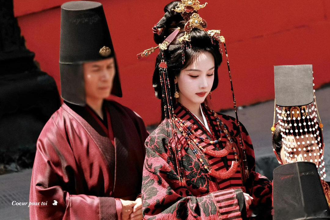 翘楚满足了我对女帝的所有幻想 楚朝大王，大楚正数第一爱自己之人。不爱自己，怎么爱