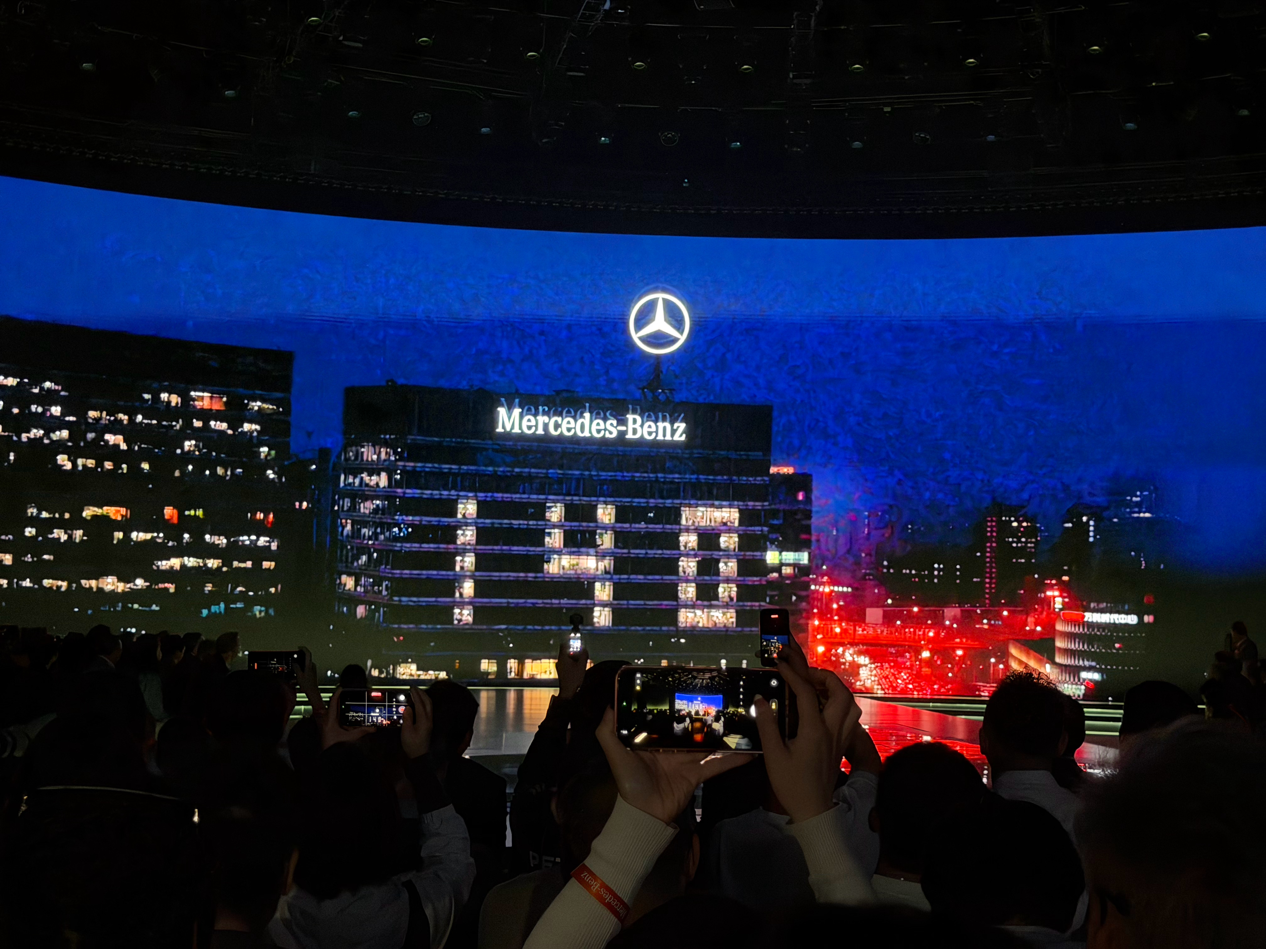 今年是奔驰140年，发布会地址选在了798大罐（Ps:我工作后的第一个商业项目就