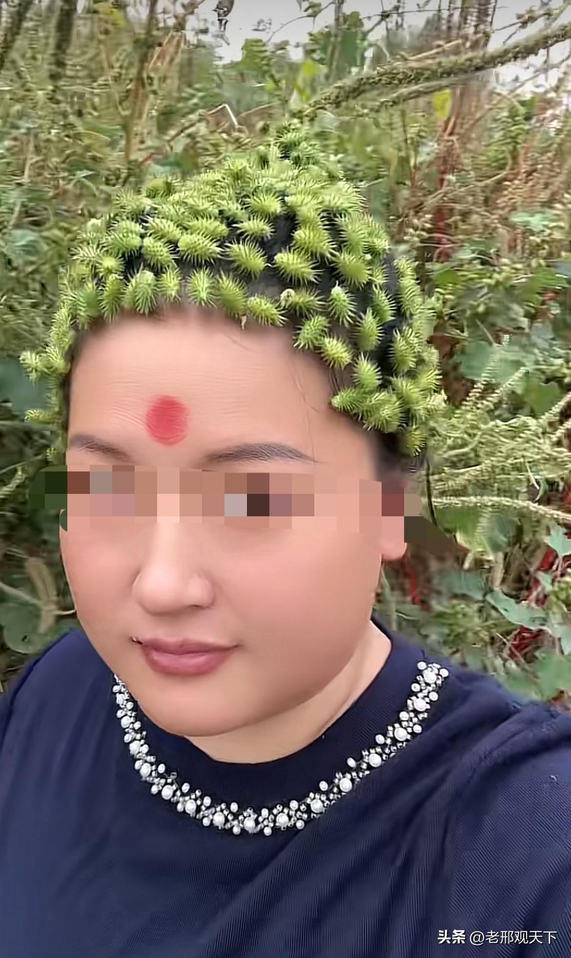 荒野遇到一美女，神似电视剧中一位大仙。
但只见：
面容圆润，眉眼低垂，
神情慈悲