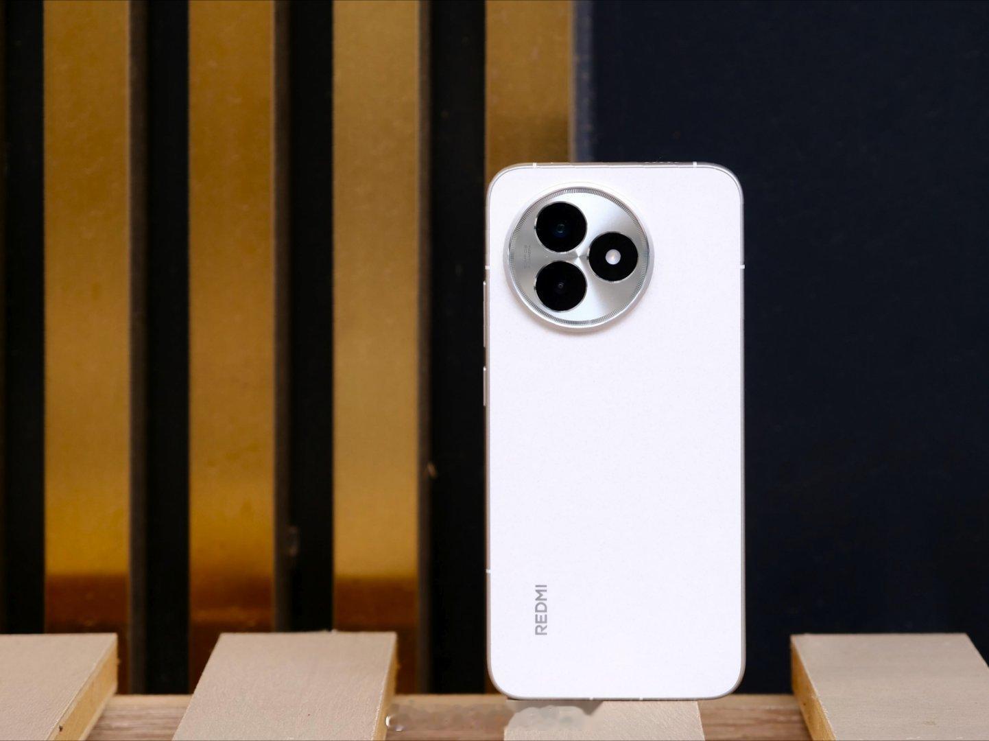 今天终于可以分享下这几天使用REDMI K80 至尊版的一些感受了：「外观」：这