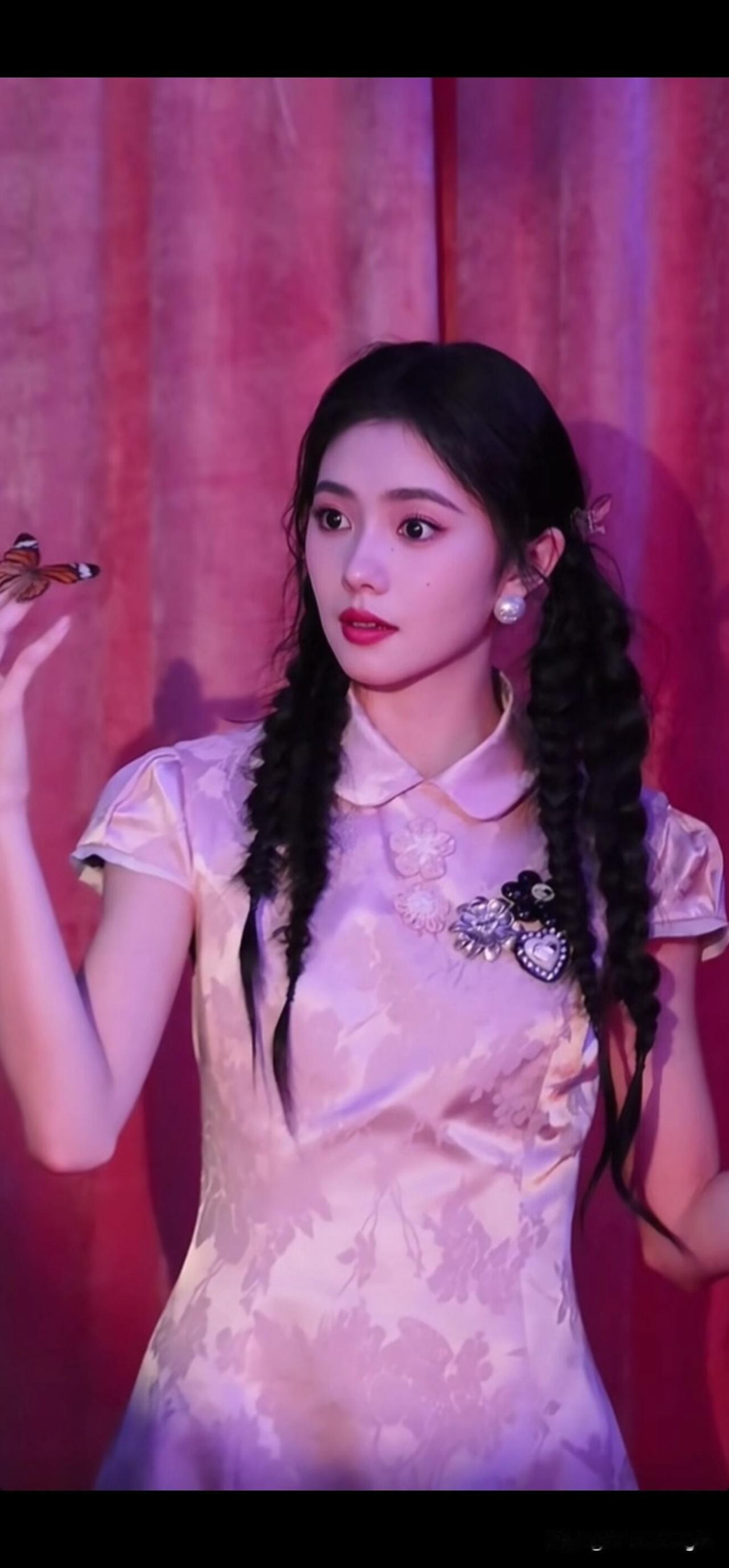 甜美少女风，复古连衣裙，梦幻舞台背景，微笑如花🌸