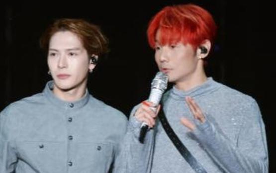 2026年1月2日，李荣浩演唱会现场邀请了王嘉尔作为惊喜嘉宾。两人手牵手合唱了《