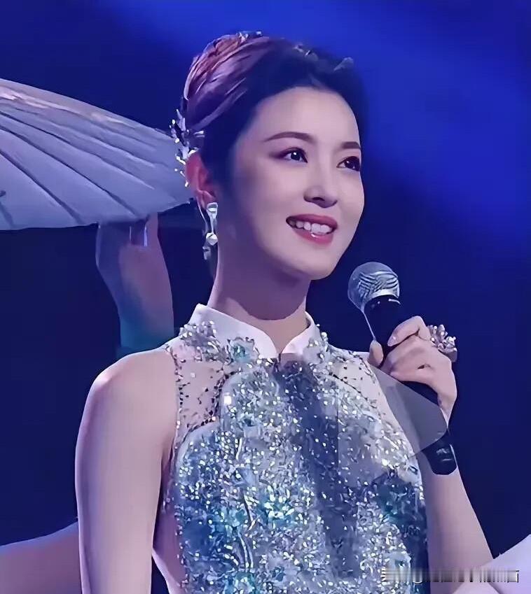 这是比倪萍和周涛都要漂亮的一个大美女，她的美，端庄大气、秀外慧中，简直可以说是3