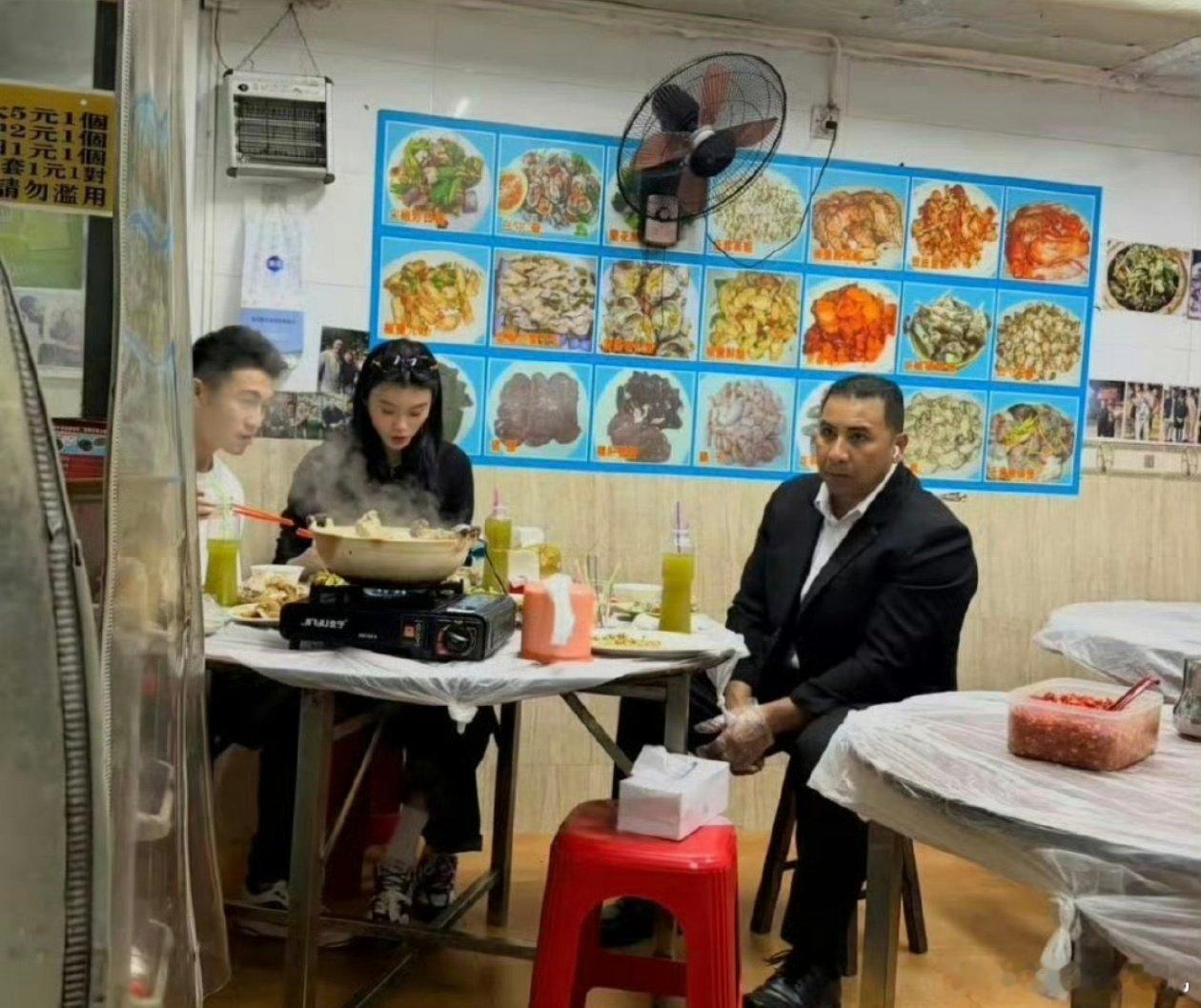 何猷君奚梦瑶和保镖同桌吃饭，这不是挺好的，首先展示了平等的姿态，然后还能随时有满