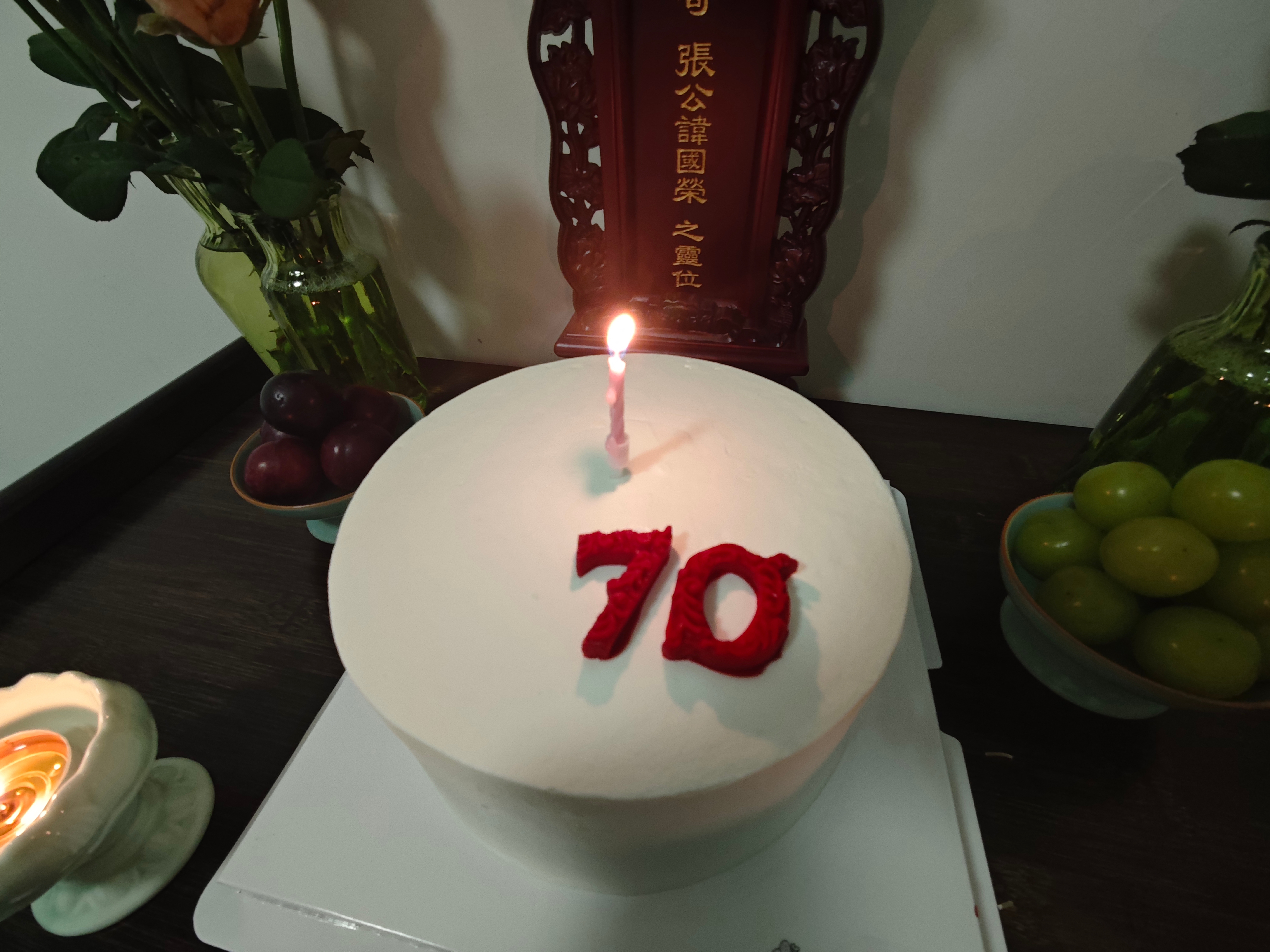 生日快乐蛋糕上的留白，会填满后半生对你的思念。你是万世称颂，却为日落，默默哀叹的