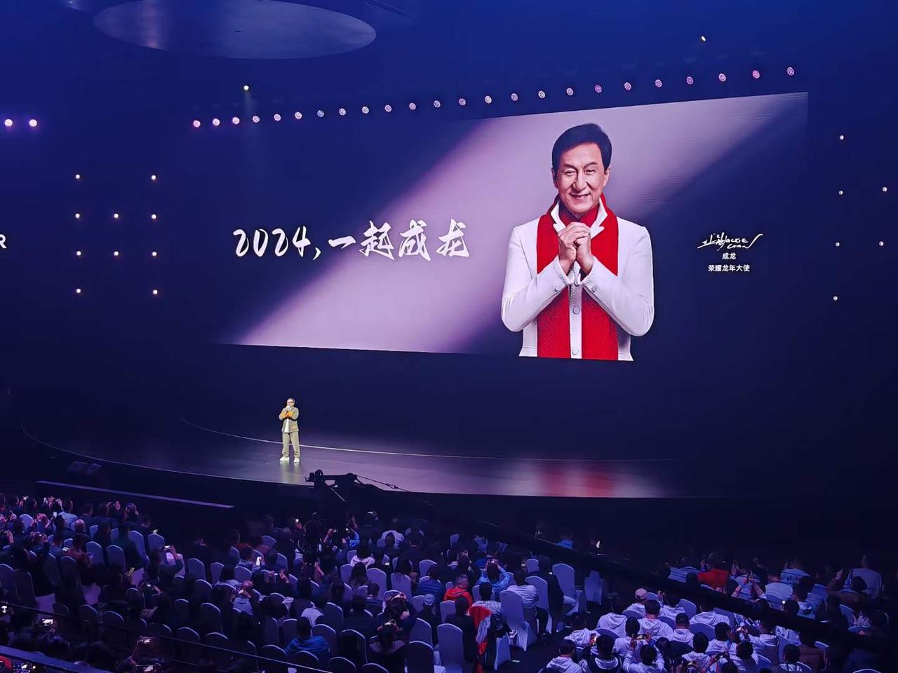 #成龙荣耀发布会#
大哥出马一个顶俩，一首《真心英雄》爷青回！
另外，荣耀龙年选