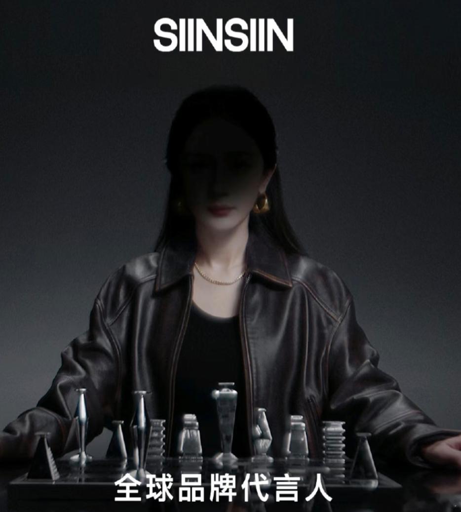 杨幂SIINSIIN全球品牌代言人幂式新穿搭  她转身的那一刻，我屏住了呼吸。白
