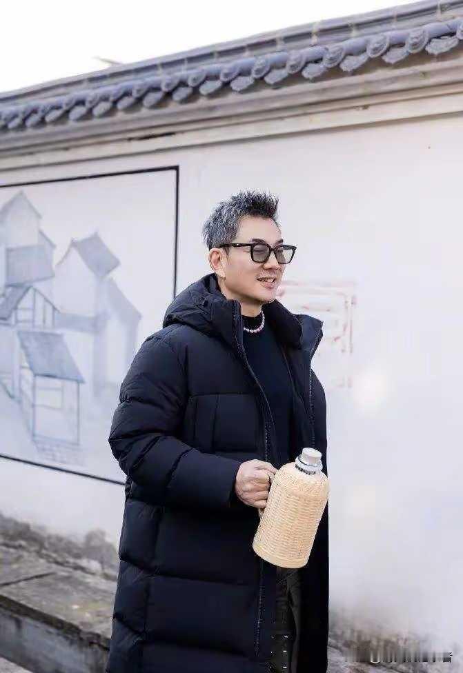 任贤齐一个不经意让粉丝又要掏钱了，一个编制的暖水壶，竟然卖脱销，其实一点不好用，