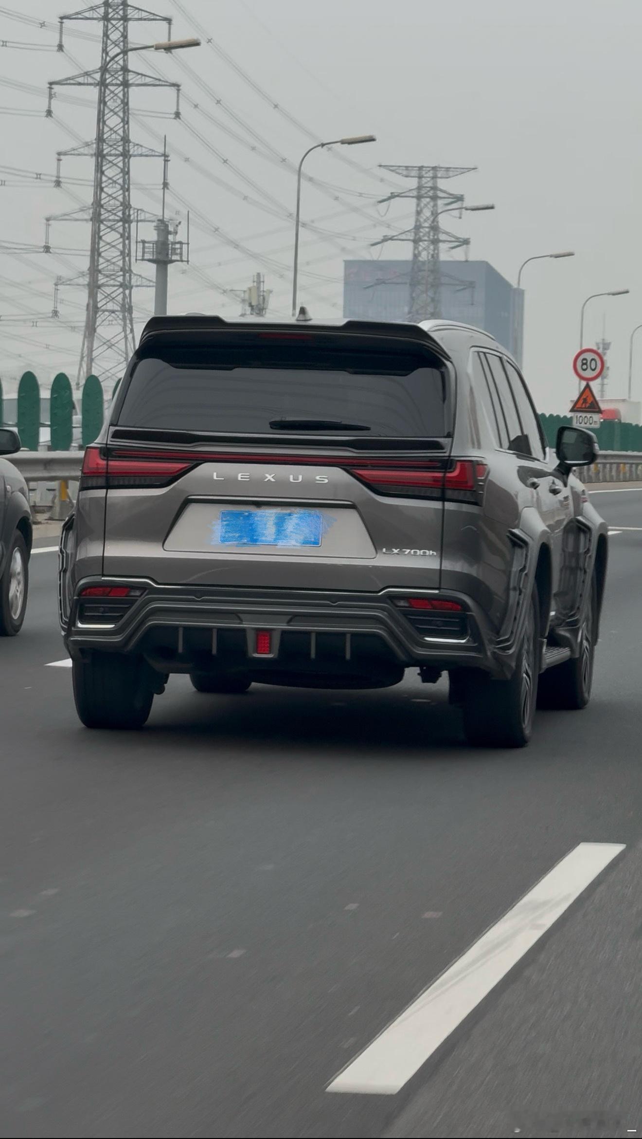 着应该是轮胎还没到位，要不也太不协调了！