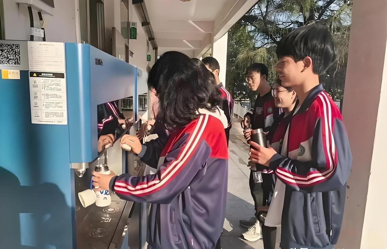 热水要扫码，

押金扣两成，

免费的桶没了。

泉州科技中学这事，两天就冲上热