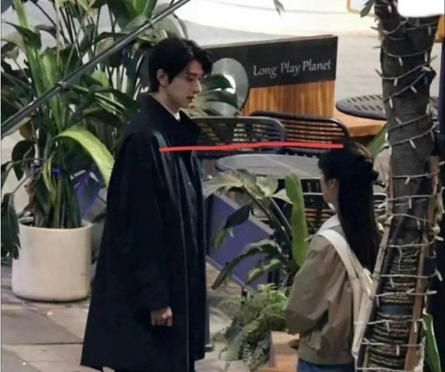这样的身高差会给人一种年龄差也很大的感觉，磕不起来。 ​​​