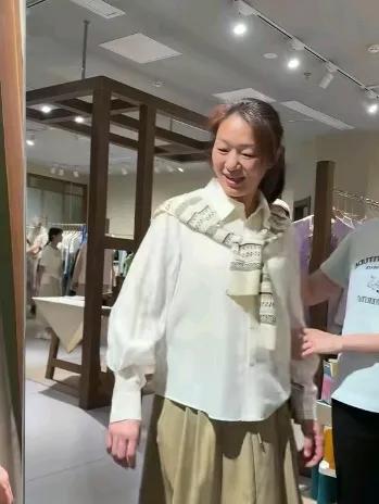 谢浩南妈妈许建华明天九点在杭州首播！
浩南去杭州很方便，明天周末，估计他也会去给