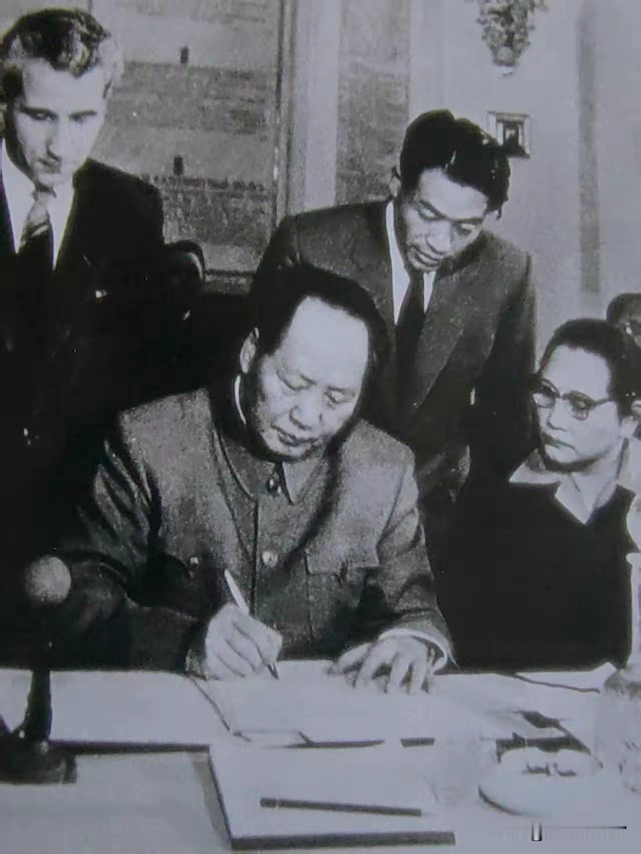1957年莫斯科，毛泽东同志执笔签署《莫斯科宣言》，宋庆龄在侧见证。一纸签署定格