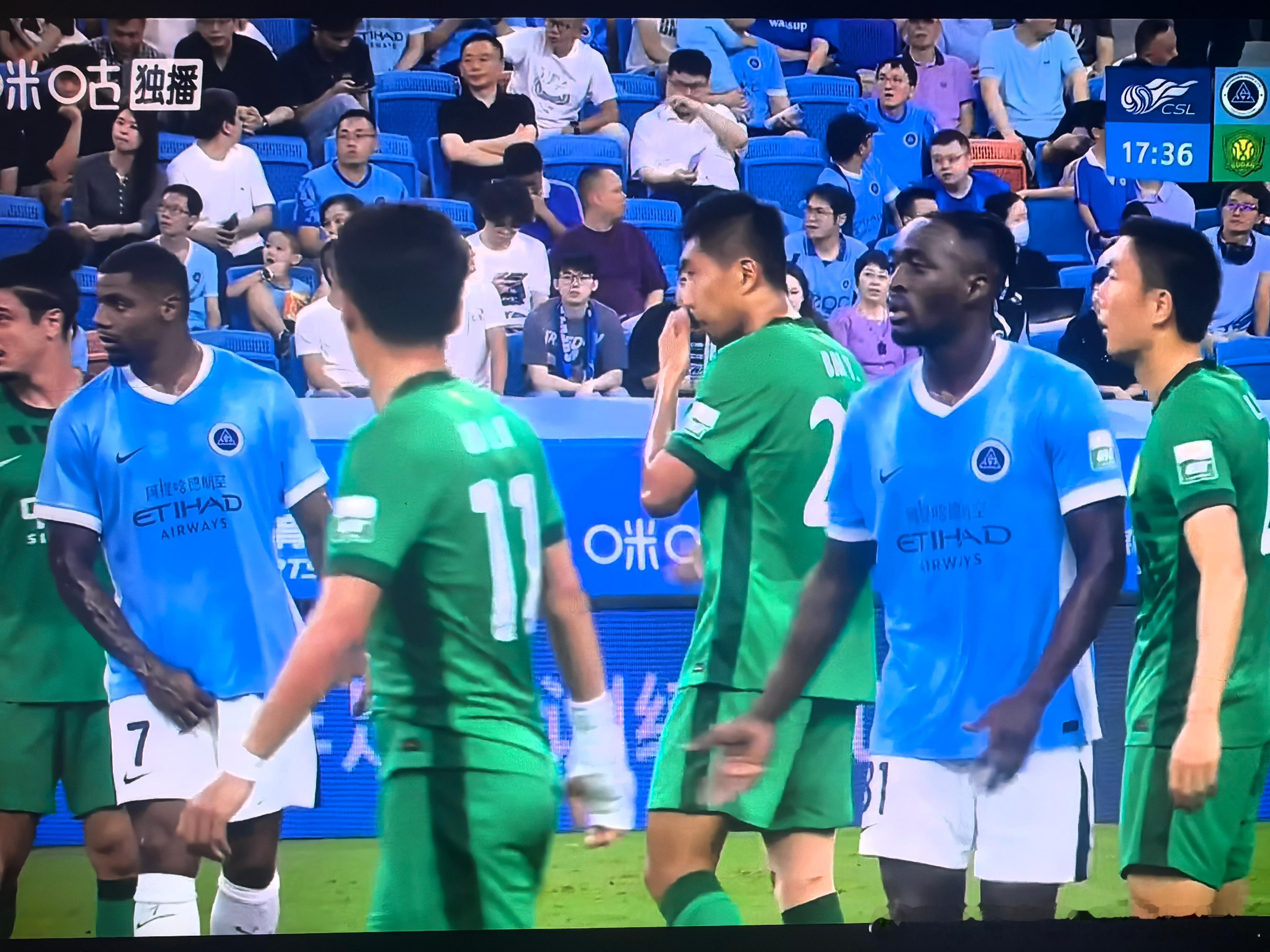 深圳的球衣可真难看，完全就是地摊儿上最差版本的山寨表妹球衣中超联赛北京国安深圳新