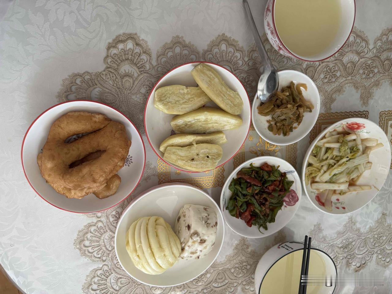 今天晚上的饭，绝对的家常便饭。
看看吧：
油饼。
花卷。
粗粮馒头。
蒸红薯。