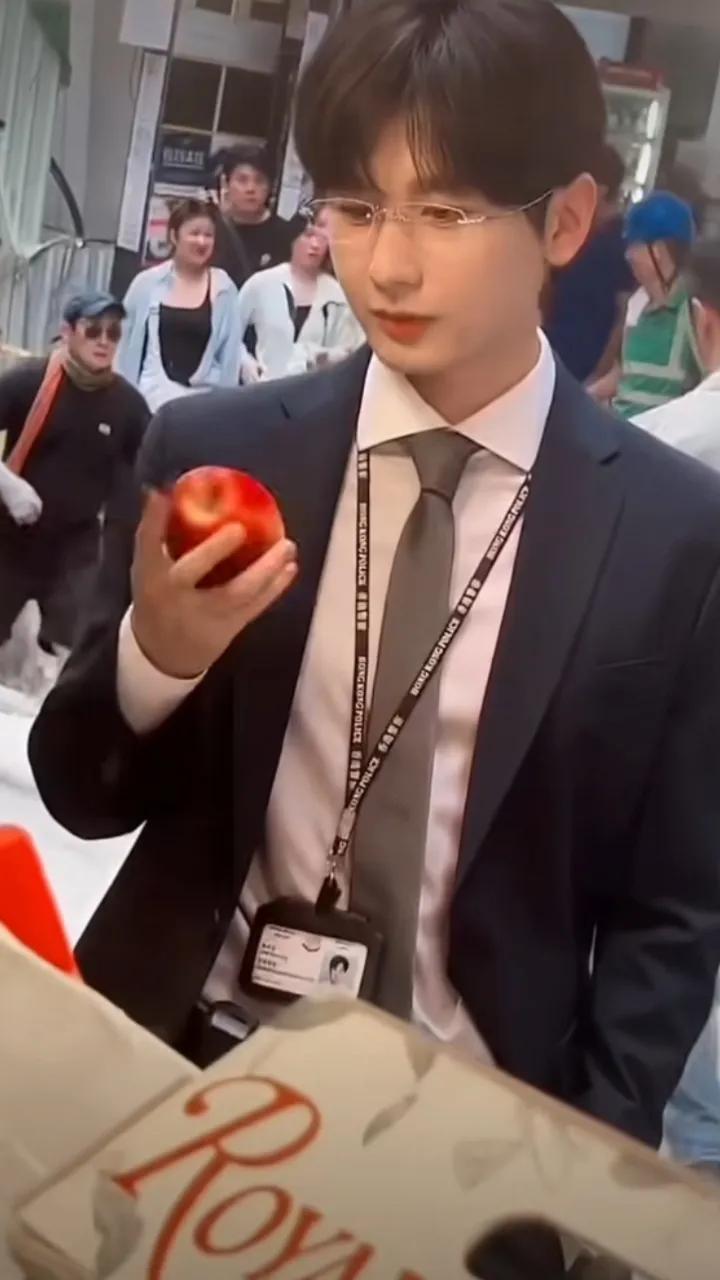 真的太好笑了，昨天成毅拍戏去拿过苹果的那个水果摊，拍完戏那个摊位上的水果都被ie