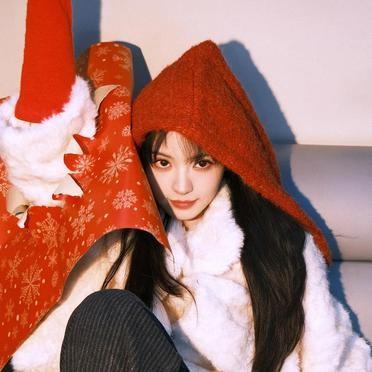 田曦薇这身红白蓝圣诞穿搭一出来，好多人第一反应是：真好看。
但仔细想想，这事儿有