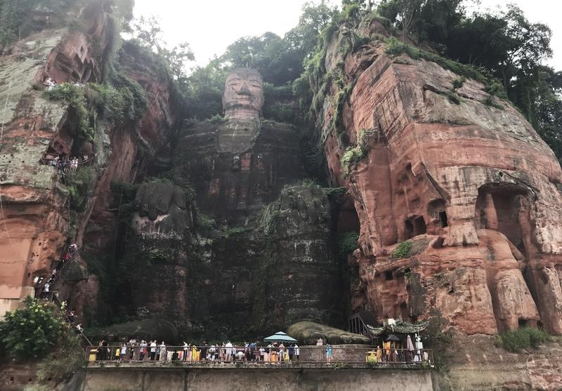 乐山大佛景区元旦的机器人互动体验超有趣！景区搞了个机器人天团，会跳舞、打拳，甚至